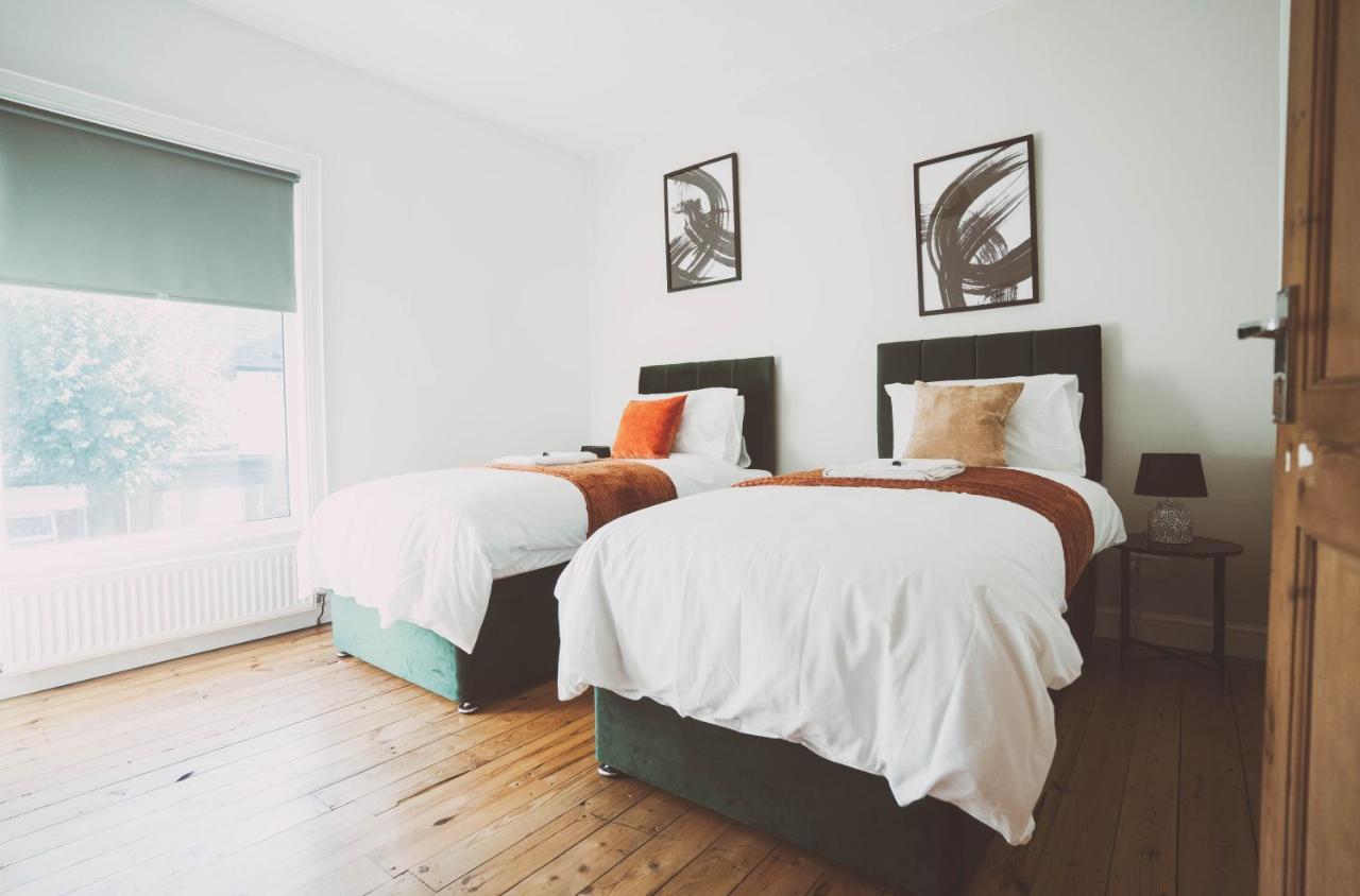 Cosy 5Bed 2Bath Well Equipped House In Coventry City Near Amenties Makes Great Digs, Wi-Fi, On Street Parking, Smart Tvs In Rooms, Coop Shop 2Mins Walk Exterior photo