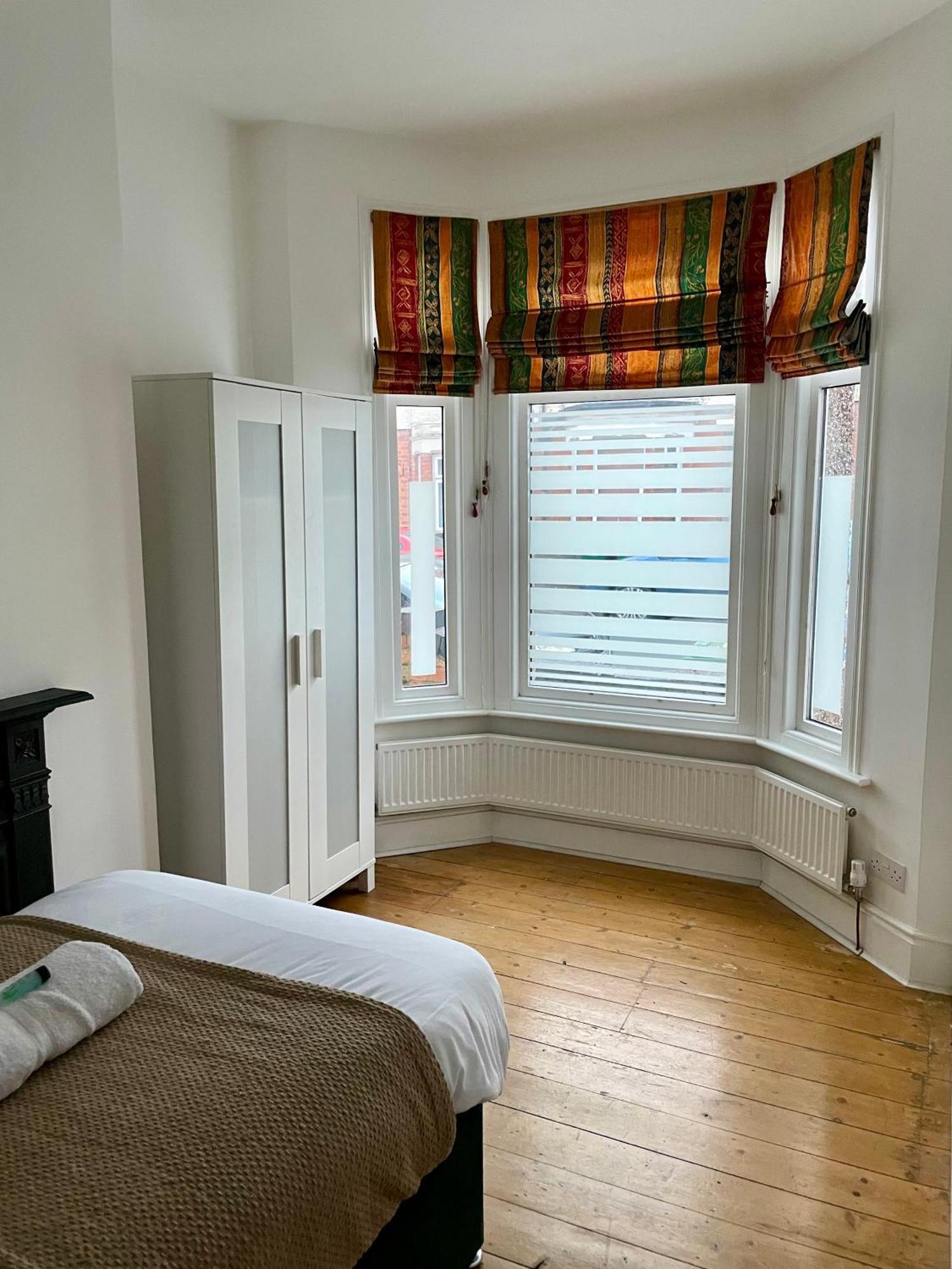 Cosy 5Bed 2Bath Well Equipped House In Coventry City Near Amenties Makes Great Digs, Wi-Fi, On Street Parking, Smart Tvs In Rooms, Coop Shop 2Mins Walk Exterior photo
