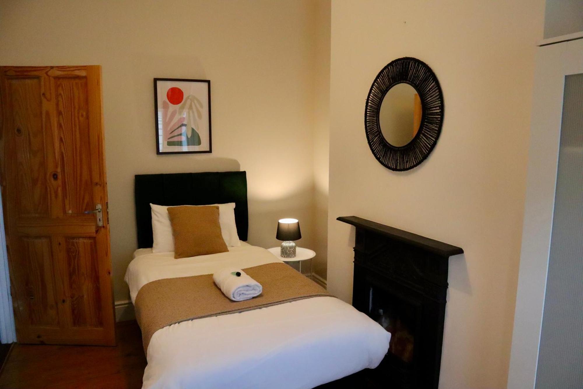 Cosy 5Bed 2Bath Well Equipped House In Coventry City Near Amenties Makes Great Digs, Wi-Fi, On Street Parking, Smart Tvs In Rooms, Coop Shop 2Mins Walk Exterior photo