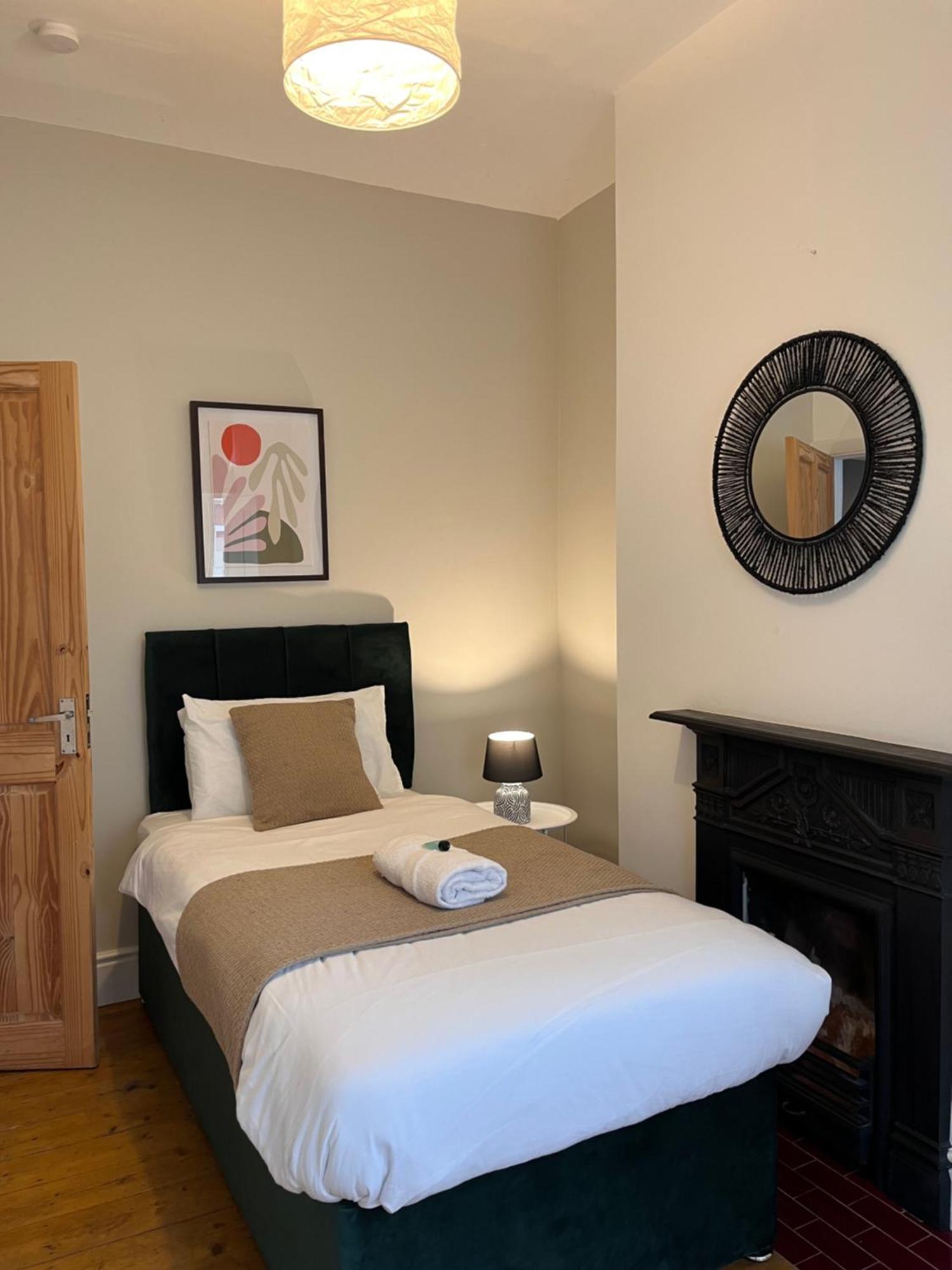 Cosy 5Bed 2Bath Well Equipped House In Coventry City Near Amenties Makes Great Digs, Wi-Fi, On Street Parking, Smart Tvs In Rooms, Coop Shop 2Mins Walk Exterior photo